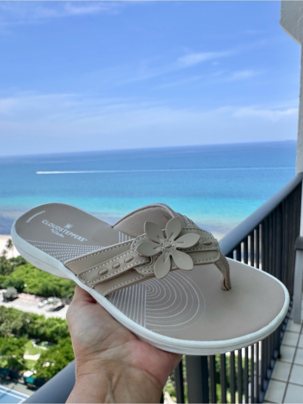 Clarks Cloudsteppers Women's Taupe Floral Thong Sandals